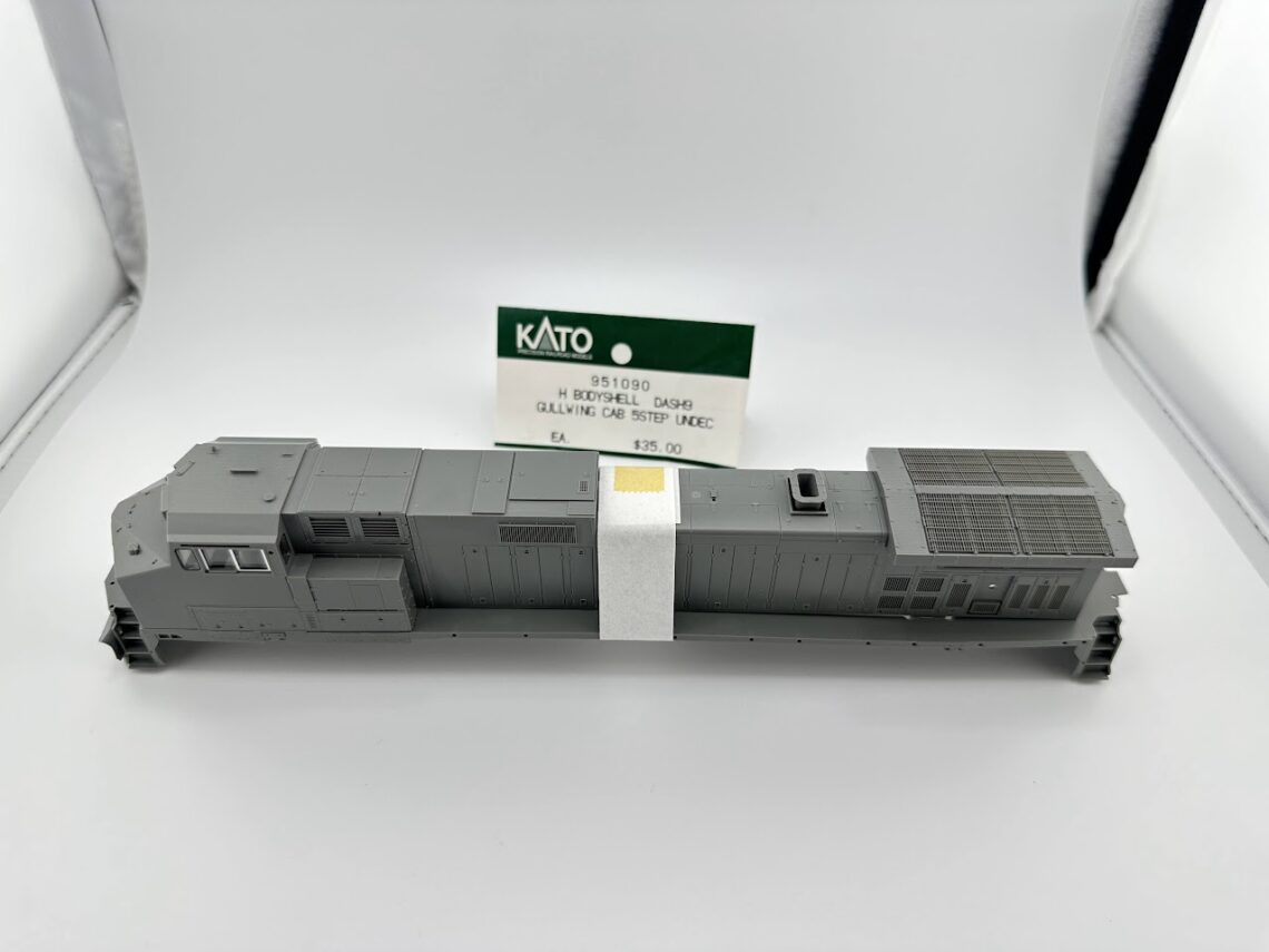 C44-9W Bodyshell, Undec (Gull Wing Cab, 5-Step, Wide HR) (HO-Scale)